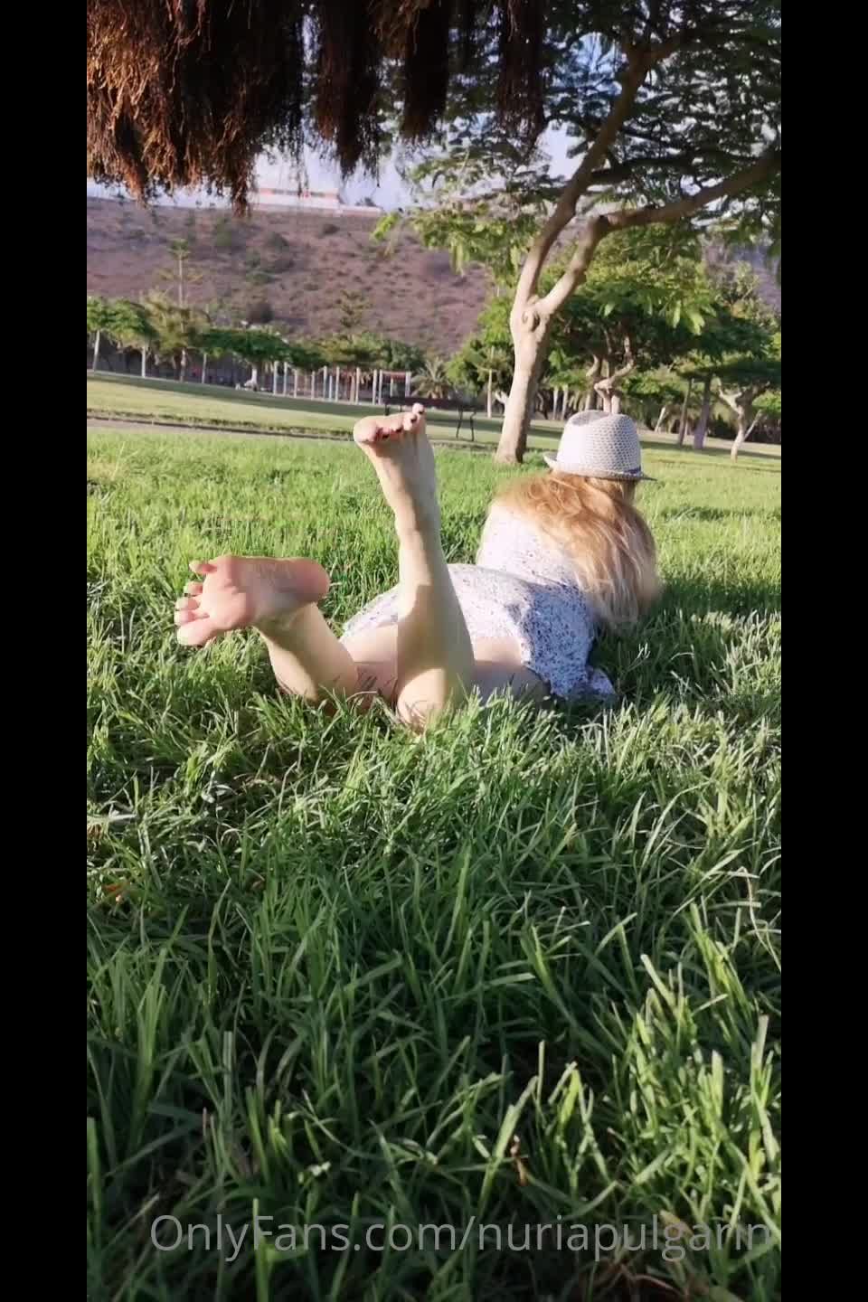 free online video 6 nuriapulgarin -100264167-The pose. Soles en el parque. on feet porn nylon feet fetish