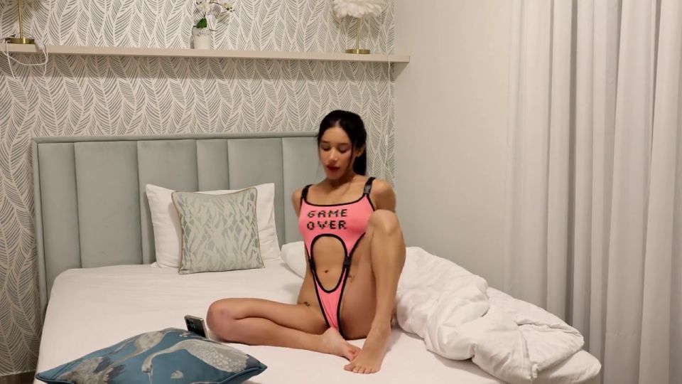 Moda Raver chica en un festival estilo puta última moda bikini onekini muestra su apretado coño y culo