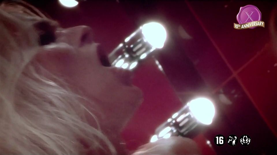 Nikki Sun Libertine: Rubia adolescente explícita con culo grande y tetas