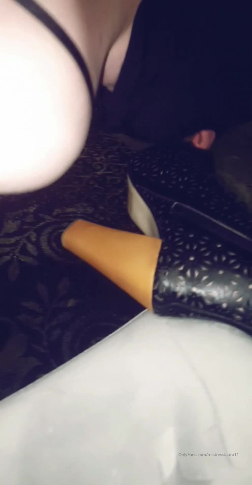 Miss Laura - mistresslaura11 () Mistresslaura - clip bitch cleaning and licking my wedge boots 01-11-2019