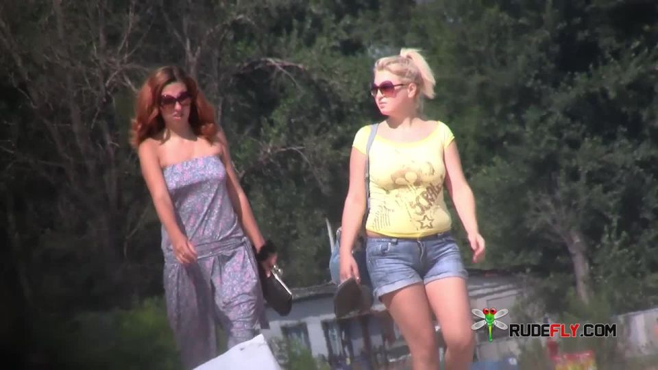 xxx video 39 Jóvenes amigos nudistas desnudos juntos en la playa 2 en webcam