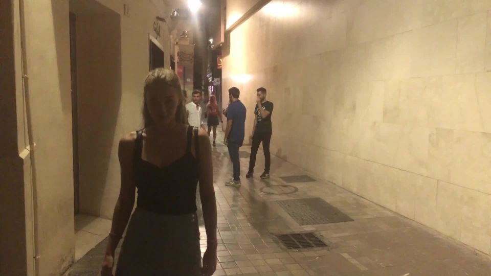 Ivy RosesCumwalk 3 Citycenter por la noche