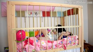 Diaperedonline2Sammy Sammy masturbándose en la cuna