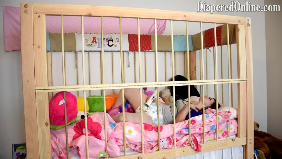 Diaperedonline2Sammy Sammy masturbándose en la cuna