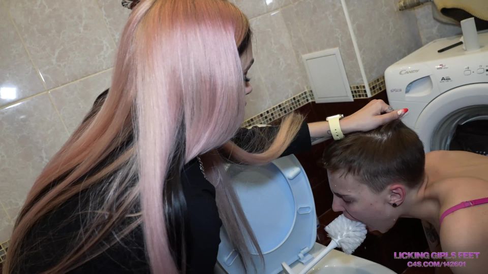 "Nicola - Quiero que mi toilet sea limpio - Humildad de lesbianas dura" (4K) (2023)