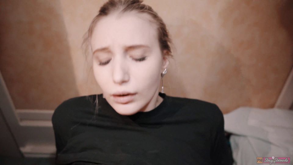 Chica de viaje seduce a un extraño en el tren y dejar que se folle a ella y a C