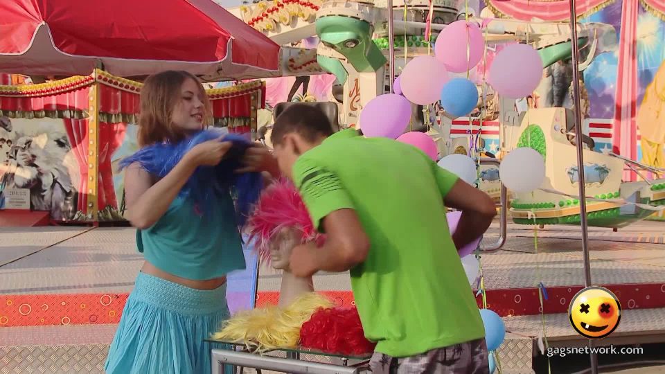 Desnudo y divertido 9081