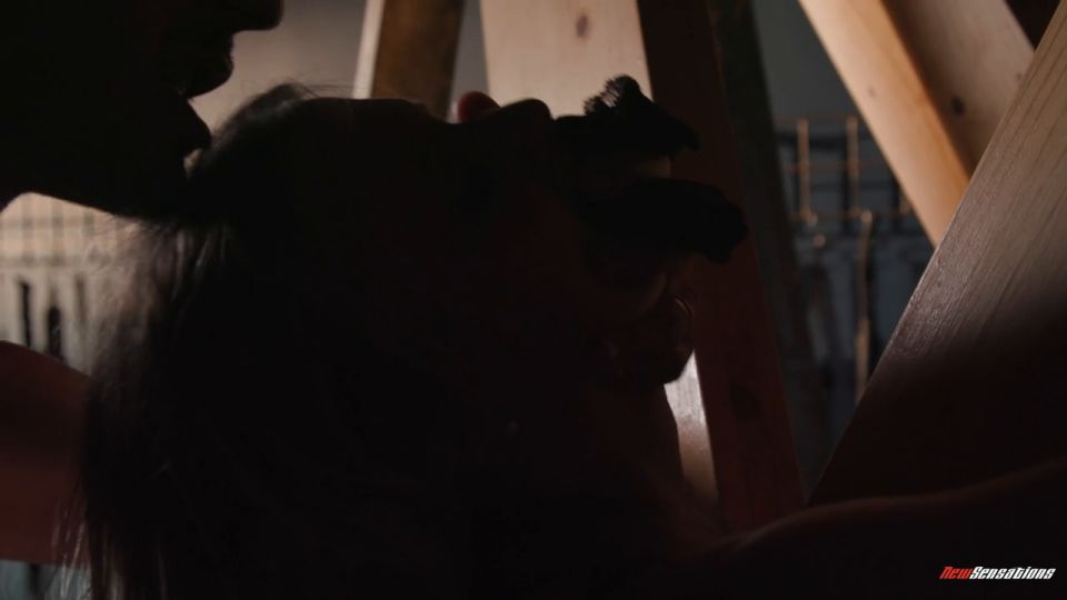 Bancos Aria: BDSM y pies de emoción fetichista [HD 720p]