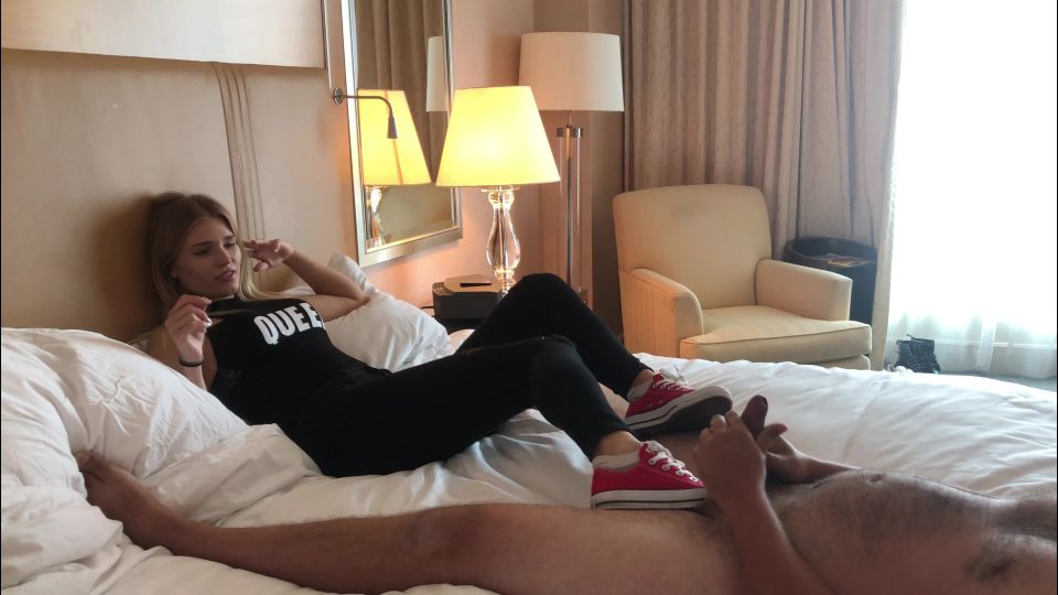 Princesa Ámbar y su converso rojo destrozando bolas Sexo Cl...