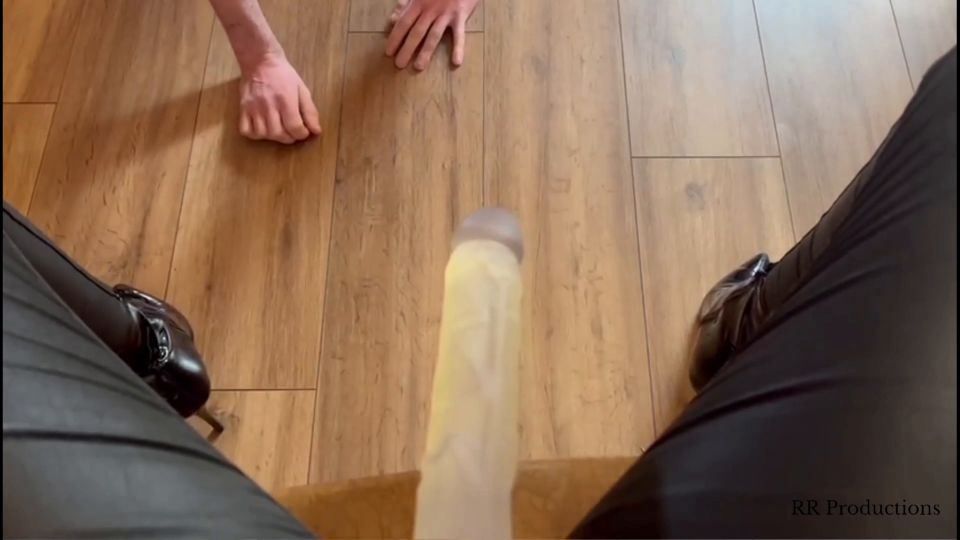 Levantando y pegándole a su perra.