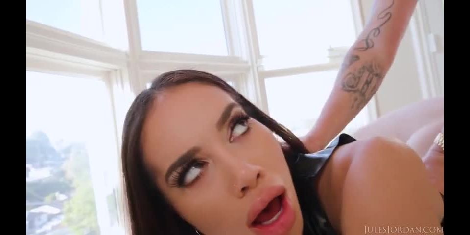 Victoria June - Thick in All The Right Places, muestra sus peligrosas curvas [SD 480p] BigAss!