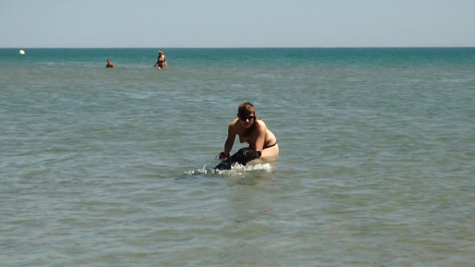 Luna Rival - louprival () Louprival - sortie plage topless avec les dogs 12-07-2017