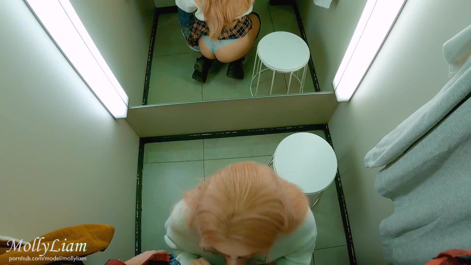 Molly Liam Sexo público arriesgado rápido en una habitación de ajuste (público)