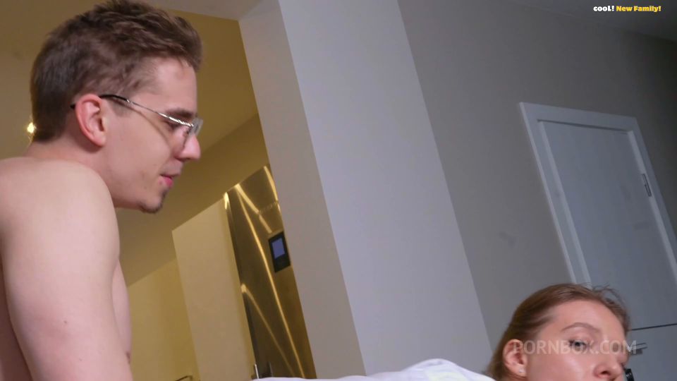 Puedes follarme el culo pero hazlo en silencio para que tu mamá no nos note - Stella Bliss 1080p