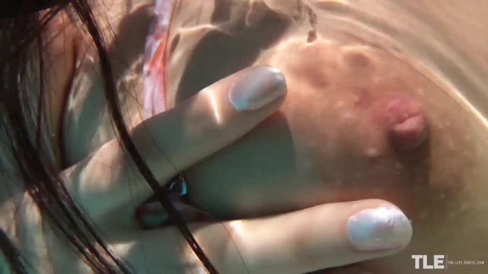 online video adulto 30 Encubierta - Baño termal  morena  fantasía de femdom pública