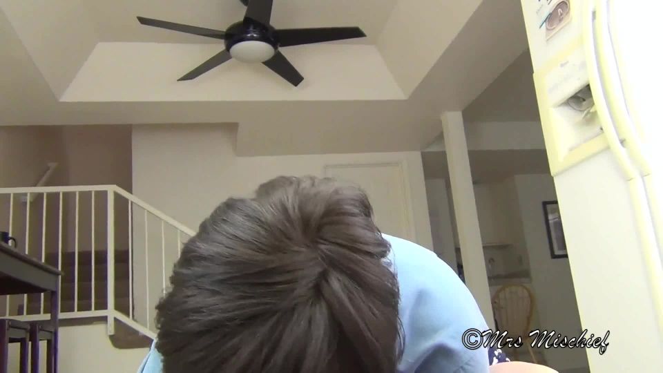 vecino soltero necesita un favor pov milf sexo virtual y enorme falso cumblast (porno MILF)