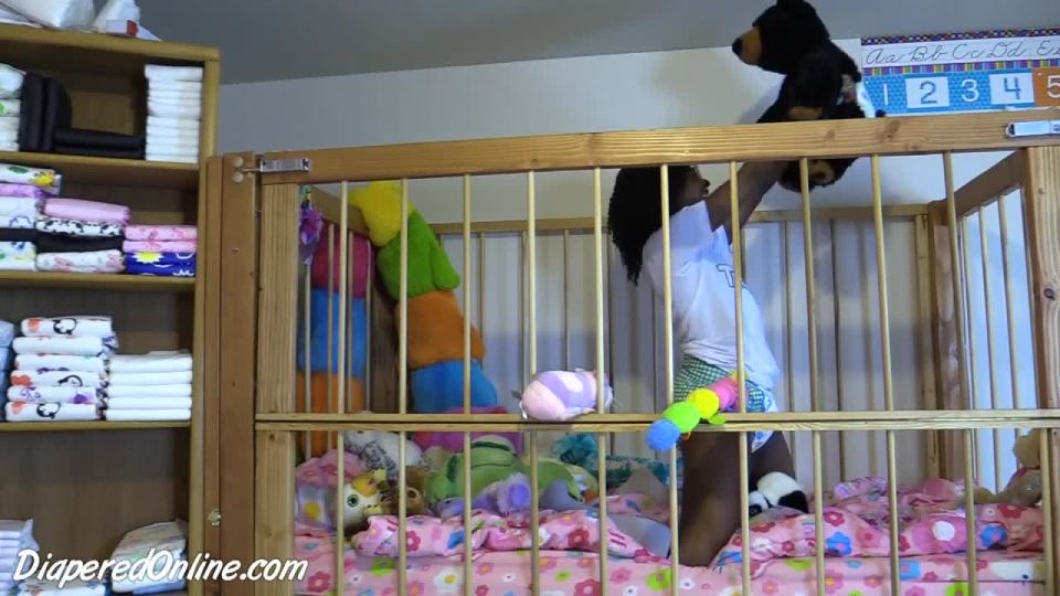 DiaperedonlineIris Iris jugando en la cuna