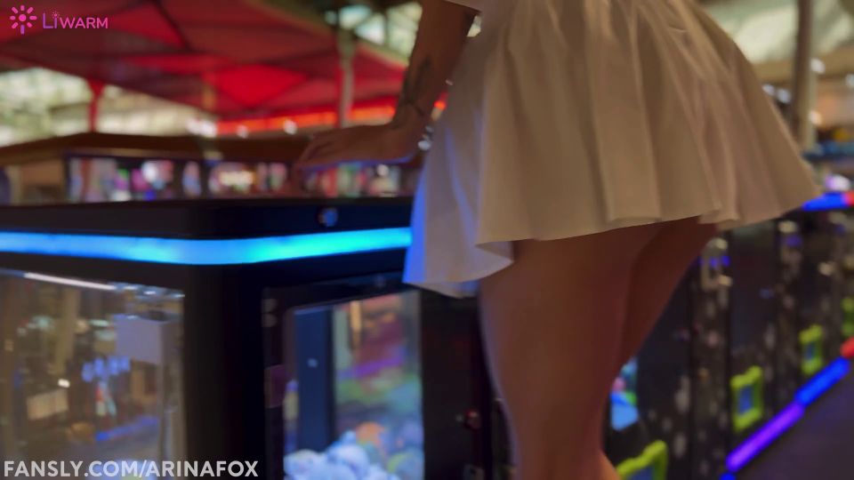 ArinaFox - Control de MULTIORGASMS en una cita - Juguete sexual remoto en un lugar público [1080p] - Adolescente