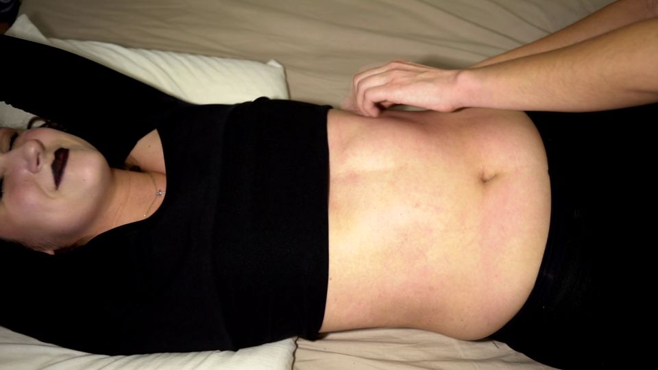 Cosquillas Sí, la venganza de Lily en el vientre de Masha.