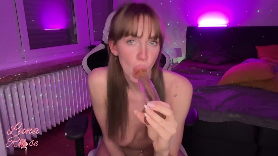 Rosa - Luna - Wette beim Gaming verloren - Hei?e selbstbefriedigung mit Dildo - Mdh
