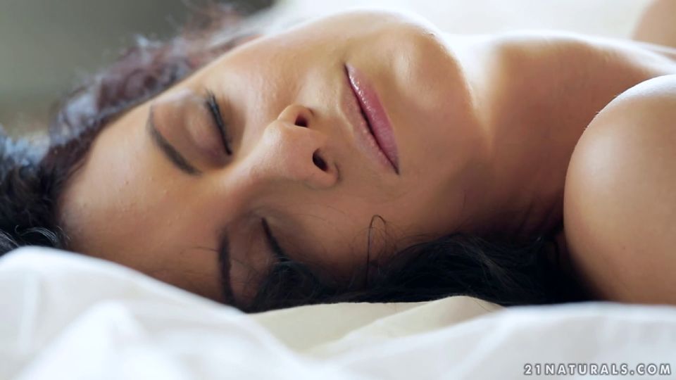 Video Untamed Beauty  Leanna Sweet 720p HD