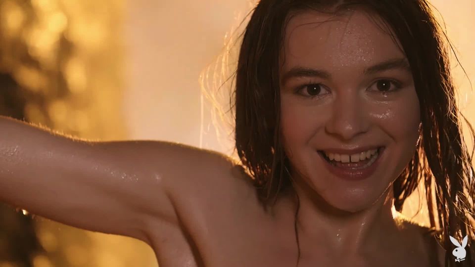 Playboy plus con rosa de mar en brillante ducha