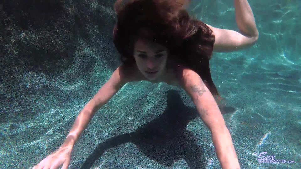 SexoBajo el agua e0979 Sofie Reyez UW Modelo de entrenamiento 2 (mp4)