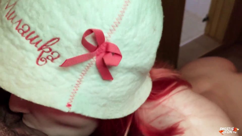 Mi hermana escalonada chupa mi polla y me folla duramente en el baño 1080P - pelirroja