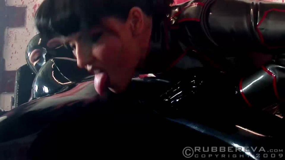 [GetFreeDays.com] 2009 Rojo de goma Body-Bag Respiración Juego Parte2 vestido de látex porno