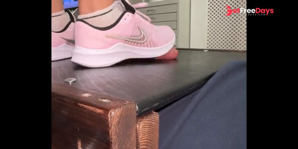 [GetFreeDays.com] Bestie no puede tener suficiente de mis Pink Nike Trainers pisando su polla. Porn Stream Mayo 2023