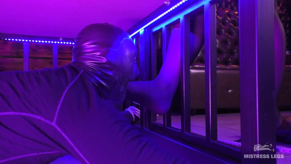 Gratis xxx video 30 Señora Piernas: Zapatos lamiendo y pies adoración y nylon pie gagging en la jaula en fetiche porno fetiche gratis