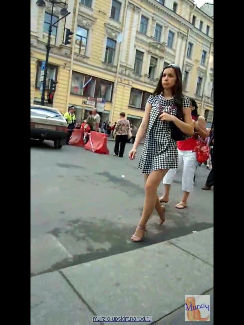 Upskirt sin bragas 3358