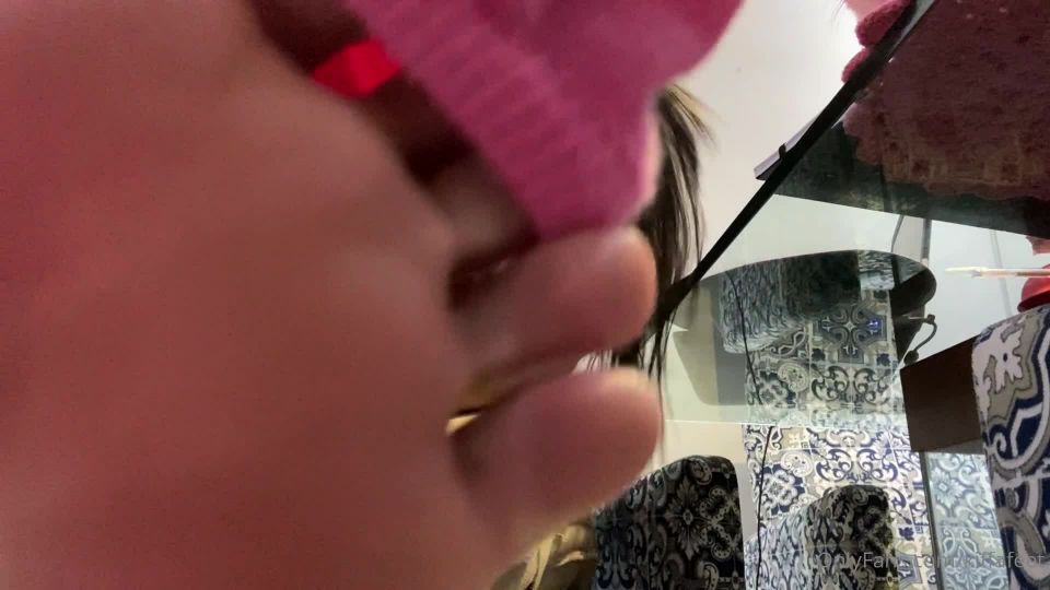 KiffaFeet - Quitando calcetines después de llegar a casa... dedos de los pies sudosos.