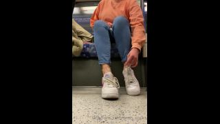 video porno 5 calcetines anas 12-04-2021-2081198706-Ya sabes cuánto me encanta mostrar mis calcetines sudorosos en un transporte público después de un largo da  calcetines anas pies porno lesbianas milf fetiche pie