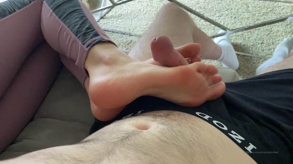 femdom cornudo humillación femdom porno  crazzzyforfeet 25 02 2020 23452243 Sólo viendo la televisión mientras me burlo de su polla dura con mis pies. Mira lo duro que es para mí. 41 I m  crazzzyforfeet