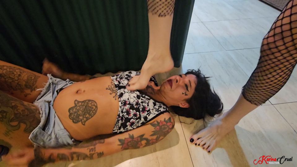 Arrodíllate y limpia mis sucios pies