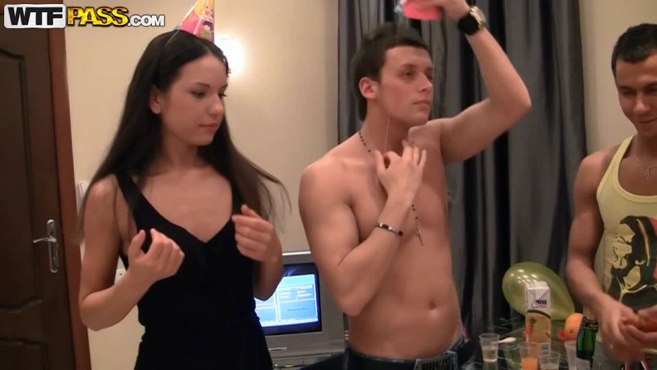 StudentSexParties - Hardcore anal follada fiesta para una chica de cumpleaños - Hardcore