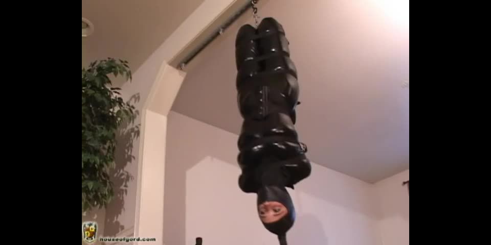 Casa de Gord18 06 27 (07 03 09) Clemontine - H marco Invertida Hogtie (Escena)