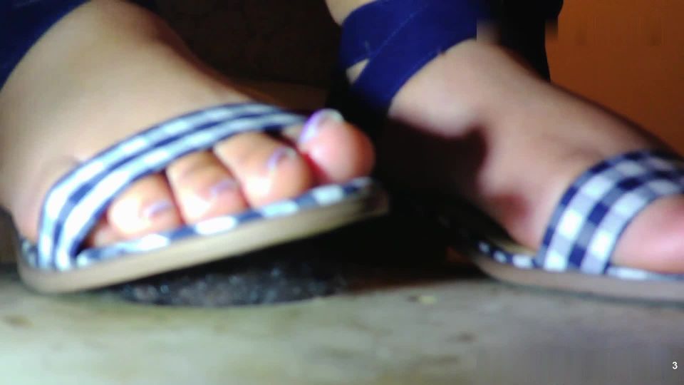clip 25 Señora aplasta nuevas sandalias parte 3, femdom kinky en femdom porno