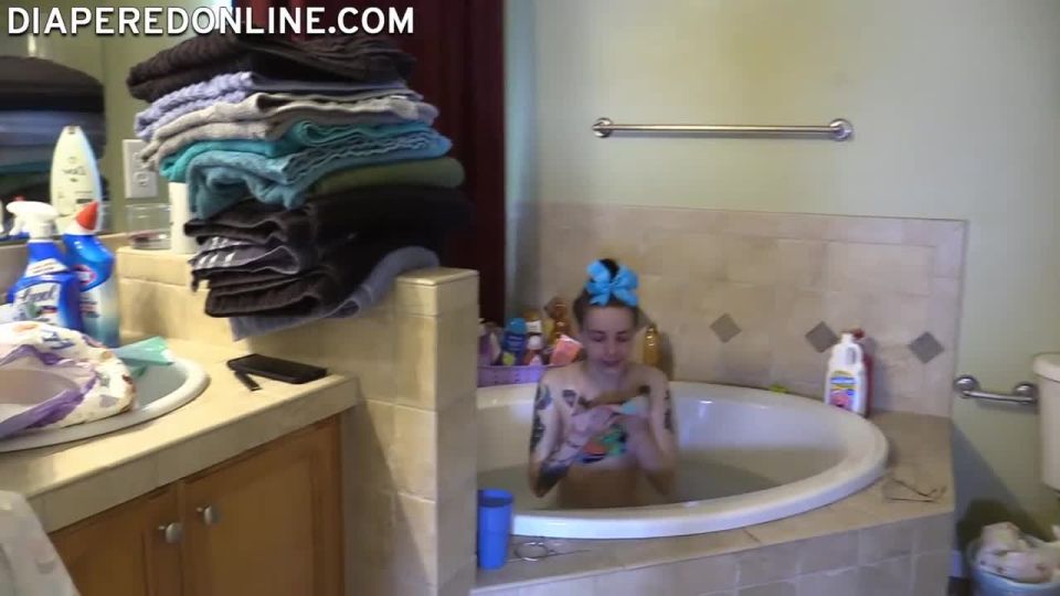 DiaperedonlineAlisha Samara Samara Bath Time Before Bed with Nanny Alisha