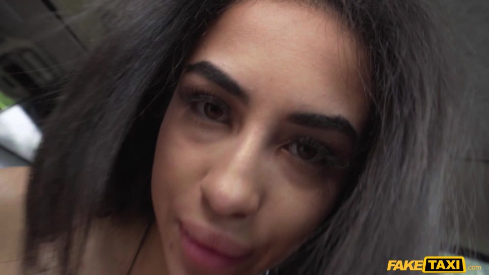 7189 Tasha Lustn Brit consigue italiano facial