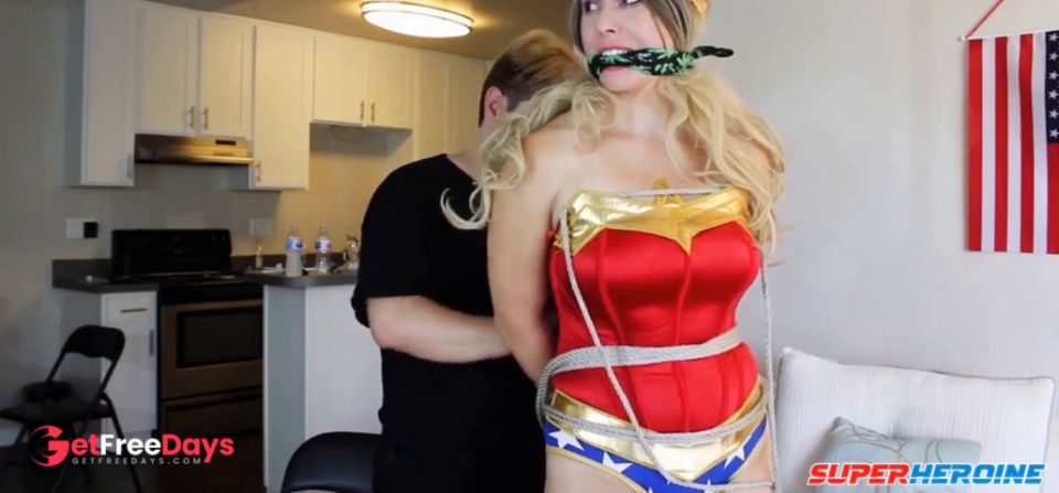 [Superheroine.Porn] Hollyrope - Wonder Woman gets captured by real villains Layla