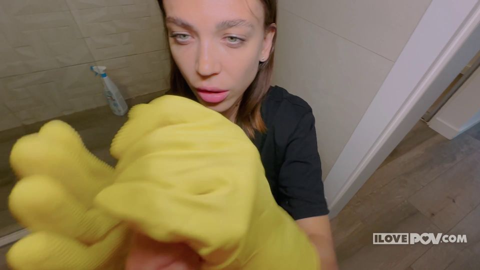 Julia Graff Maid por un día [12.20.24] [1080p]