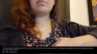 Vity89 - Camgirl safada respondendo os seguidores. Fique excitado com a voz dela falando coisas aleatórias.