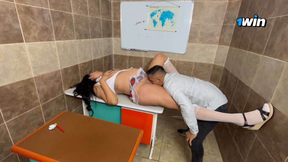 Melany Latina - Profesora Escolar Se Acuesta con una Embarazada Latina Estudiante.