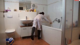 Deutsche Hausfrau - Sexy Posen bei schwitziger Hausarbeit - 2024