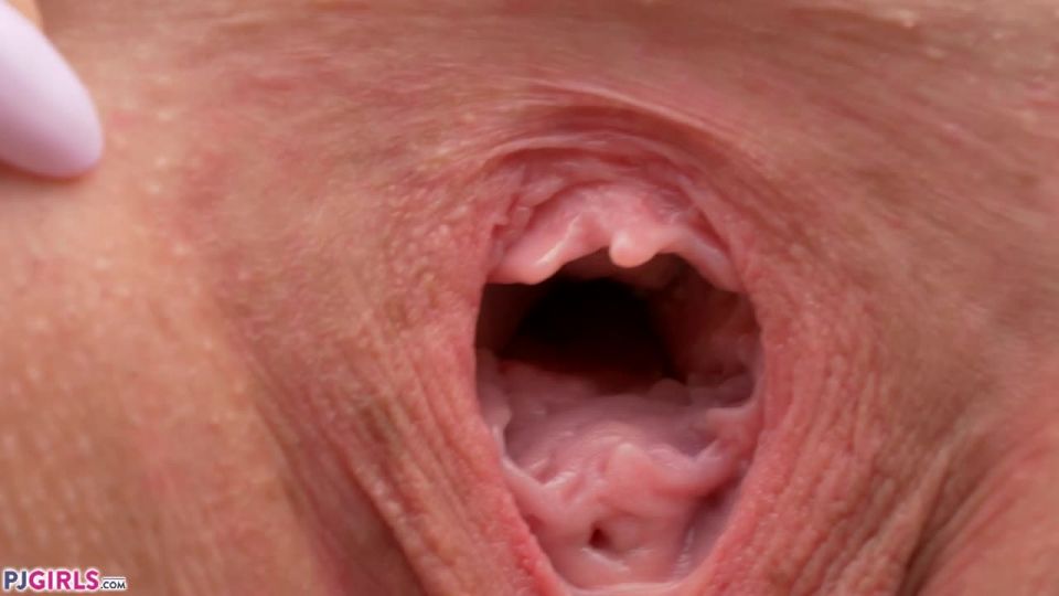 online xxx video 46 pony de dominación femenina En el medio de los campos, abriendo la boca en el porno de dominación femenina