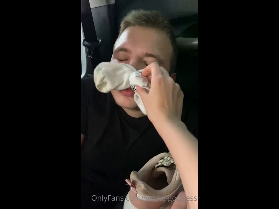 Él adora mis calcetines apestosos y zapatillas de sneakers después de la Gym RUSO JUVENTUD DIOSDESS (Teen)