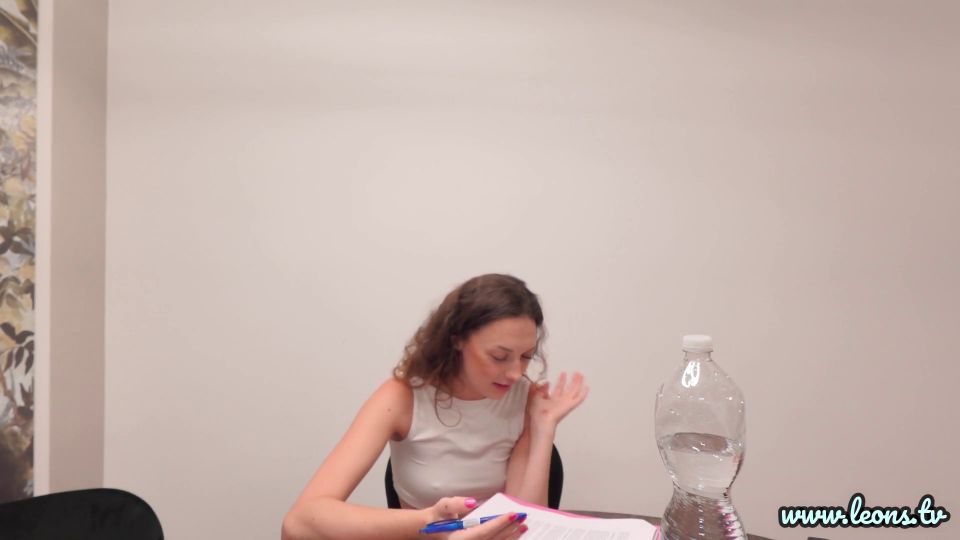 7118 Braless Hot Beauty Babe en el balcón muestra su peluda p...