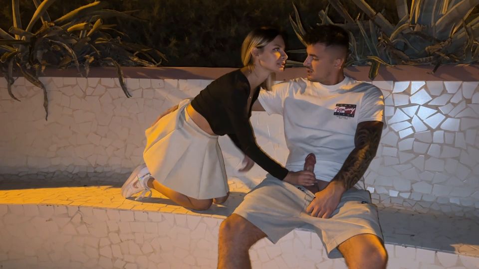 Tommy e Annika - Outdoor Fuck with a Stranger who is not Wearing Underwear, Passers-by Interrupt us [1080p] - Teen